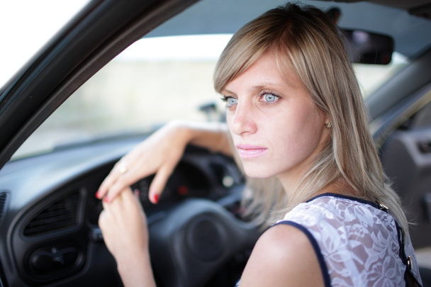 Woman driving - Foto, afbeelding
