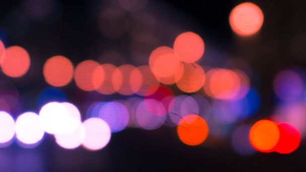 Hämärtynyt romanttinen yö kaupungin tausta - kaupungin kadulla valot ikkunoista taloja, lyhdyt ja ajovalot autojen - Valokuva, kuva