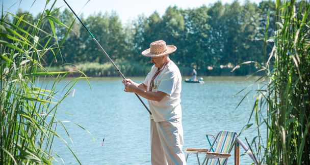 Ανώτερος άνθρωπος στο ψάρεμα, τρόπος ζωής των συνταξιούχων. Χόμπι ηλικιωμένων ατόμων - Φωτογραφία, εικόνα