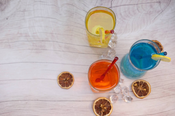 Bebidas refrescantes de verão com álcool no fundo da mesa e bebidas frescas com limonada, espaço para texto
 - Foto, Imagem
