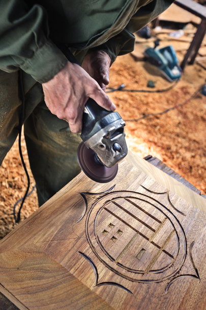 Trabalhador esculpir madeira
 - Foto, Imagem
