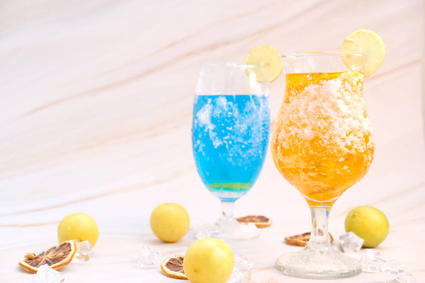 Coloré un verre de boissons d'été et des cocktails alcoolisés sur la table en bois, espace pour le texte - Photo, image