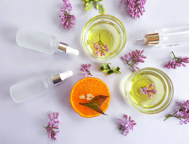 Kosmetikcreme, Blume, Orange auf farbigem Hintergrund - Foto, Bild
