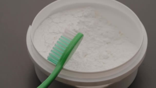 Das Zahnpulver wird auf eine Zahnbürste aufgetragen. Das Konzept von Zero Waste, gesunden Zähnen, umweltfreundlich - Filmmaterial, Video