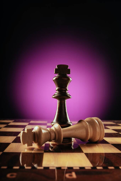 Σκάκι στον πίνακα. Ασπρόμαυρη ομάδα - Φωτογραφία, εικόνα