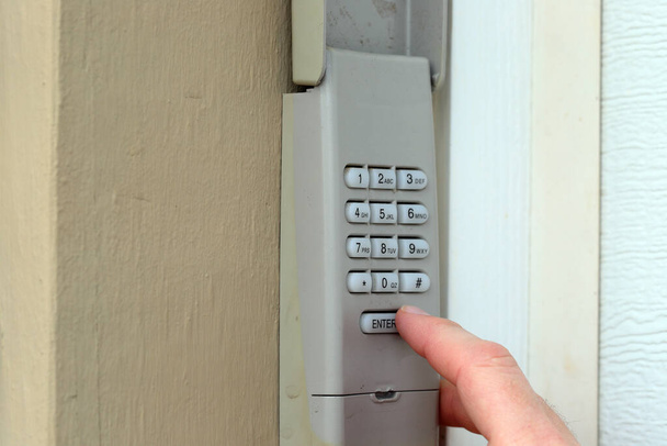Teclado de código utilizado en la entrada de una puerta de garaje a una casa - teclado de seguridad - código de seguridad
 - Foto, Imagen