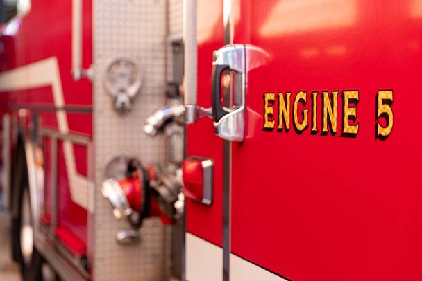 Seitenansicht eines roten Feuerwehrfahrzeugs - Foto, Bild