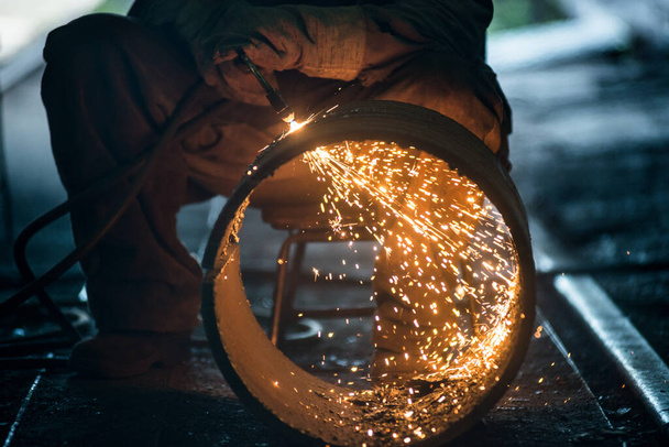Trabajador haciendo una soldadura industrial en un taller
 - Foto, imagen