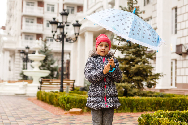 Маленькая девочка зонтик в городе
 - Фото, изображение