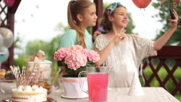 Doğum günü partisi, iki kız arkadaş selfie çekip eğleniyorlar. Yemek şirketi, mutlu çocukluk. - Video, Çekim