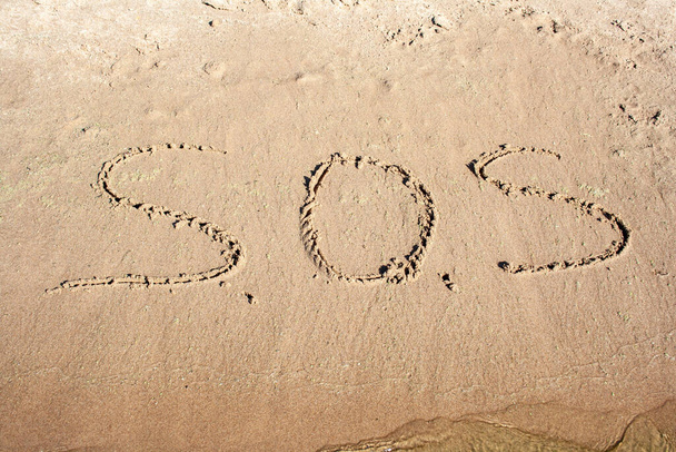 Merkintä S. O. Rannan hiekassa on S-kirjainta. Kesä, päivä. - Valokuva, kuva