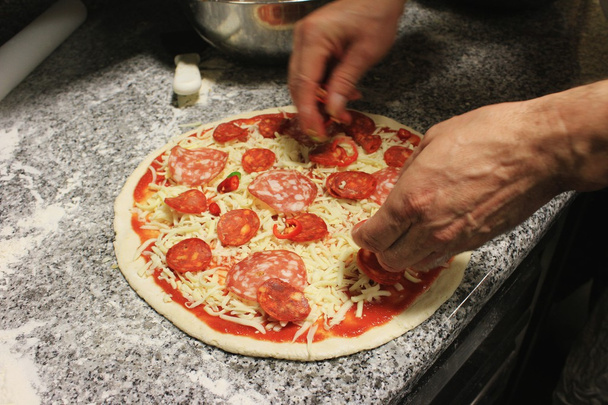 Pizzan valmistus
 - Valokuva, kuva