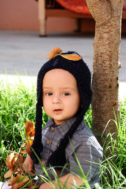 Portret van 2-3 jaar oud kind in de herfsttuin - Foto, afbeelding