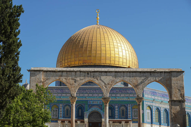 Kaya Kubbesi, Arapça Qubbat al Zakhrah, İsrail 'in Kudüs kentindeki tarihi İslam mabedi. - Fotoğraf, Görsel