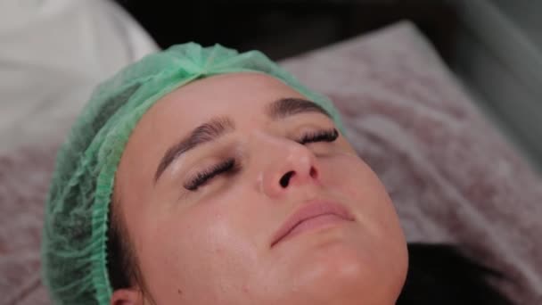 Professionelle Kosmetikerin wäscht eine Frau vor dem Eingriff. - Filmmaterial, Video