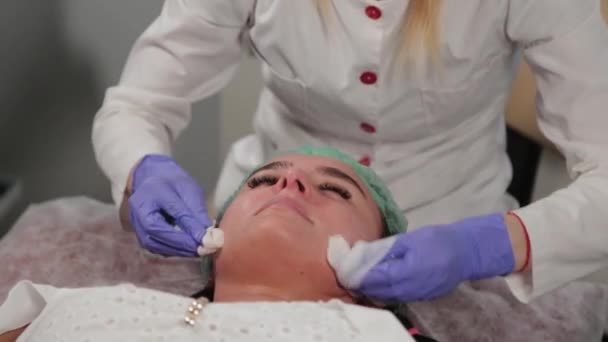 Szakmai kozmetikus megmos egy nőt az eljárás előtt. - Felvétel, videó