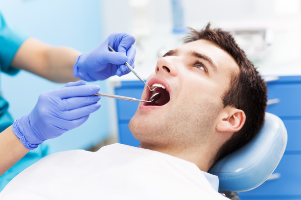 Uomo che fa esaminare i denti dai dentisti
 - Foto, immagini