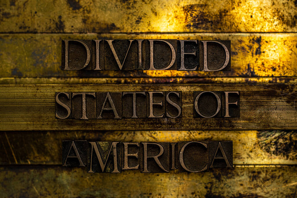 Texte divisé des États-Unis d'Amérique formé de vraies lettres de composition authentiques sur fond gris argenté texturé vintage cuivre et or - Photo, image