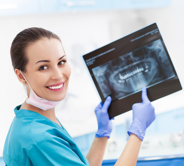 Женщина-дантист с рентгеновским снимком
 - Фото, изображение