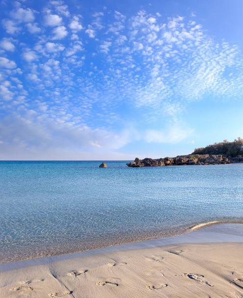 Самые красивые песчаные пляжи Апулии: Marina di Pulsano (Италия). Побережье характеризуется чередованием песчаных бухт и скал, выходящих на по-настоящему чистое и кристально чистое море.. - Фото, изображение