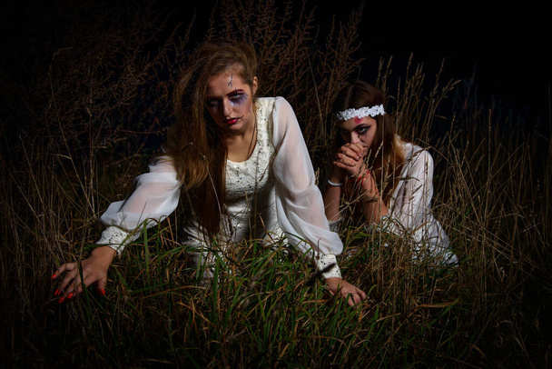 Жуткая мертвая невеста ночью в болоте. Девушки невесты по ночам. Хэллоуин
 - Фото, изображение