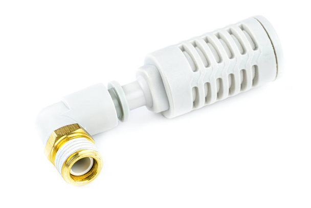 Macro shoot van een witte pneumatische luchtdemper voor pneumatische installaties verbonden met pneumatische elleboog voor kunststof buis met messing buitendraad, geïsoleerd op een witte achtergrond. - Foto, afbeelding