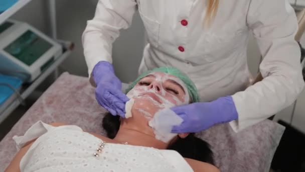 Professionelle Kosmetikerin wäscht eine Frau vor dem Eingriff. - Filmmaterial, Video