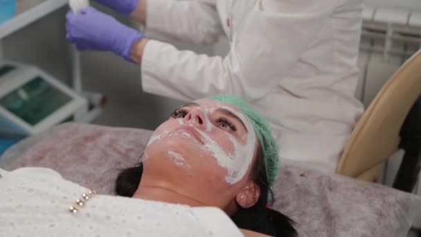 Profesyonel güzellik uzmanı bir kadını ameliyattan önce yıkar.. - Video, Çekim