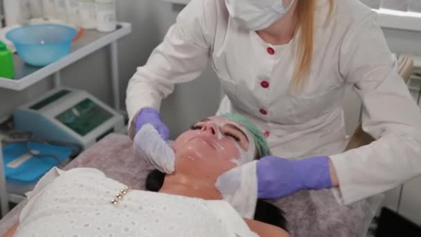 Profesyonel güzellik uzmanı bir kadını ameliyattan önce yıkar.. - Video, Çekim