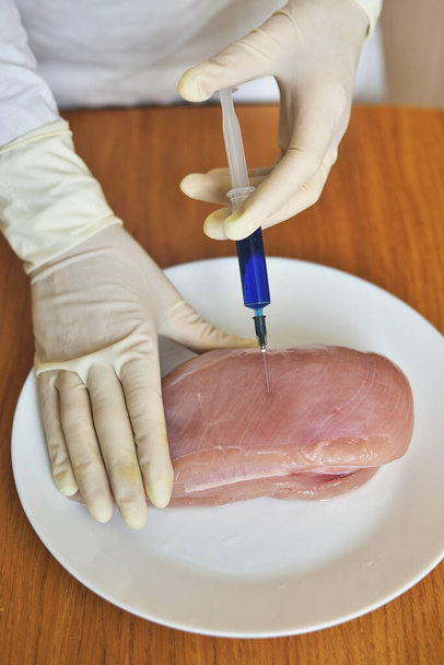 Επιστήμονας τροφίμων εγχέει ωμό κοτόπουλο. επιστημονικό εργαστήριο - Φωτογραφία, εικόνα