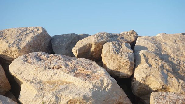 große Felsen vor blauem Hintergrund - Foto, Bild