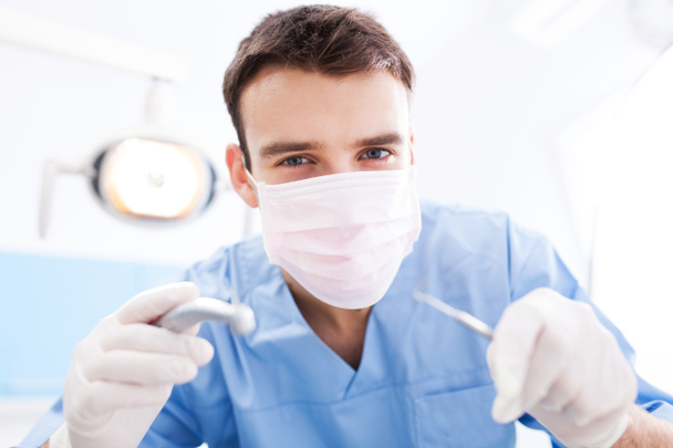 Dentista Holding Strumenti dentali
 - Foto, immagini