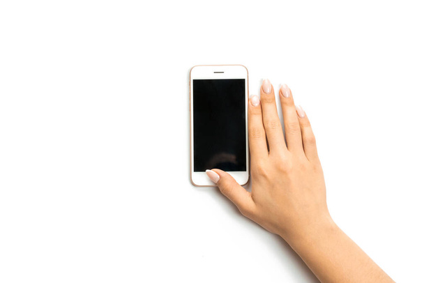 Scherm geïsoleerd. Vrouw met smartphone in de vrouwelijke hand met lege blanco scherm geïsoleerd op witte achtergrond. Mobieltje, telefoon met ruimte voor tekst. Mobiel leerconcept. - Foto, afbeelding