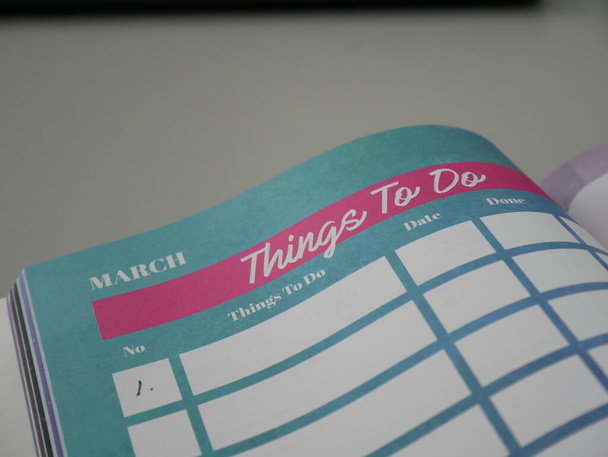 テーブルの中で行うべきことのリスト。日記に見られる。このスケジュールは、人が毎日の活動を管理するのに役立ちます. - 写真・画像