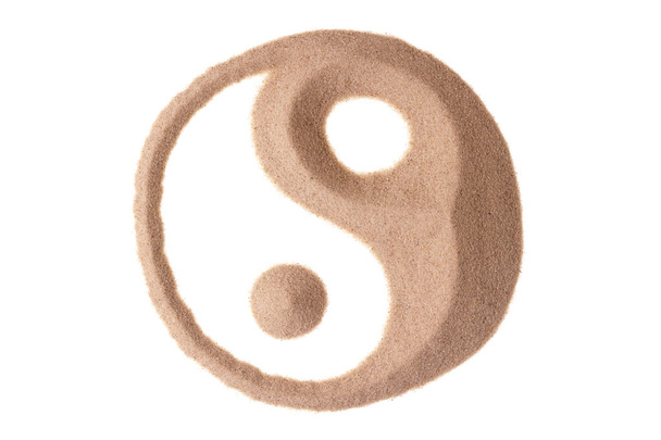 Yin yang symbool in zand - Foto, afbeelding