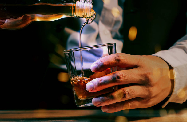 Pouring whiskey drinks on wood - Foto, Imagem