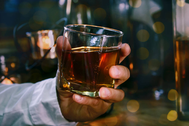 Бармен подает виски, на деревянном баре,  - Фото, изображение