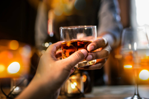 Бармен подает виски, на деревянном баре, - Фото, изображение