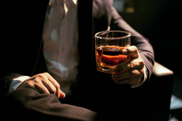 Closeup zakenlieden met een glas whisky - Foto, afbeelding
