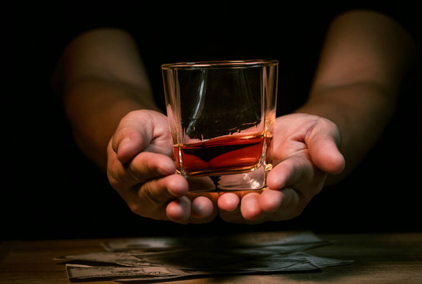Barman Serve Whiskey, op houten staaf,  - Foto, afbeelding