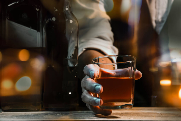 Бармен подает виски, на деревянном баре,  - Фото, изображение