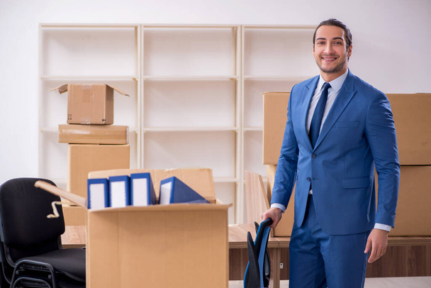 Young male employee in relocation concept - Fotoğraf, Görsel