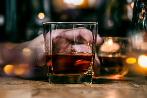 Bartender Serve Whiskey, on wood bar,  - Fotografie, Obrázek