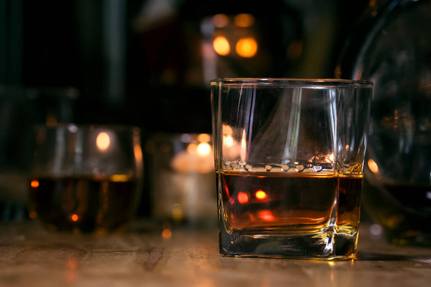 Barman Serve Whiskey, op houten staaf,  - Foto, afbeelding