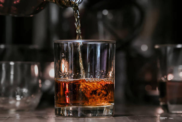 Bartender Serve Whiskey, on wood bar,  - Valokuva, kuva