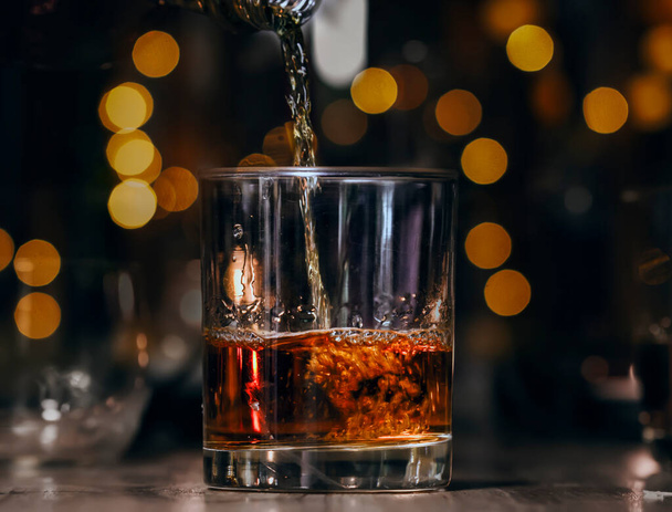 Bartender Serve Whiskey, on wood bar,  - Foto, afbeelding