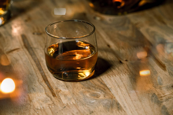 Barman Serve Whiskey, op houten staaf, - Foto, afbeelding