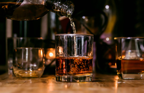 Barman Serve Whiskey, op houten staaf, - Foto, afbeelding
