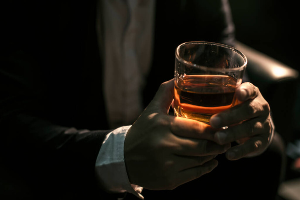 lähikuva liikemiehet pitämällä lasillinen viskiä - Valokuva, kuva