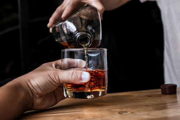 Barman Servir Whiskey, sur un bar en bois, - Photo, image